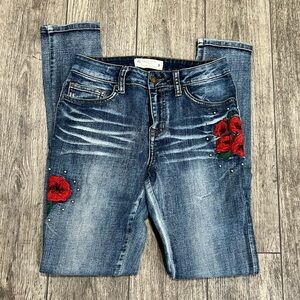 Super cute rose embroidered skinny jeans